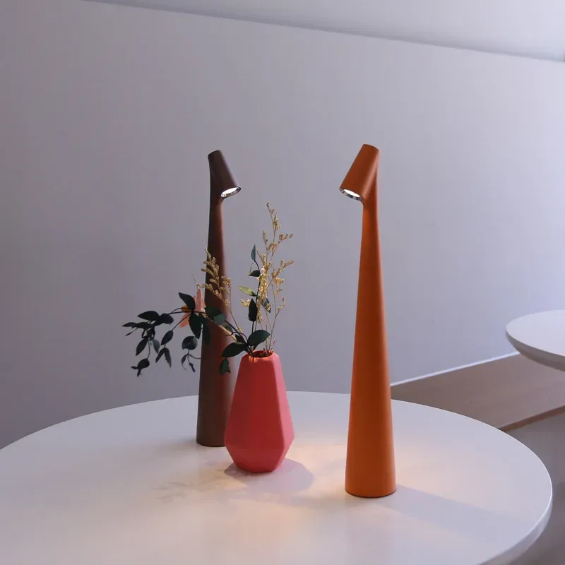 Lampe de table LED tactile et rechargeable au design minimaliste - Image 2
