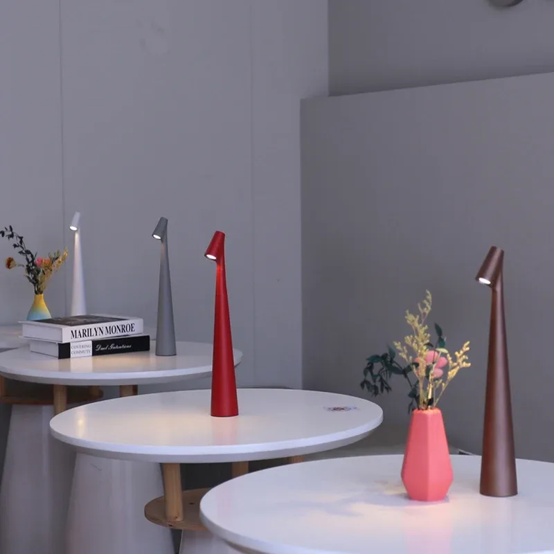 Lampe de table LED tactile et rechargeable au design minimaliste - Image 3