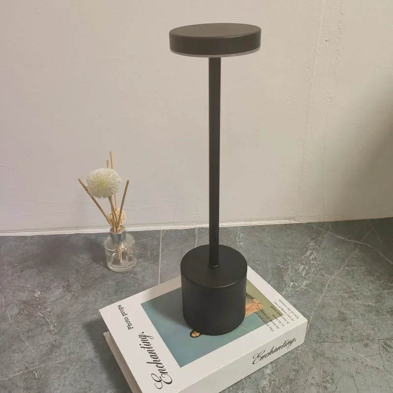 Lampe de Table LED Sans Fil Rechargeable en Métal avec Commande Tactile - Image 3