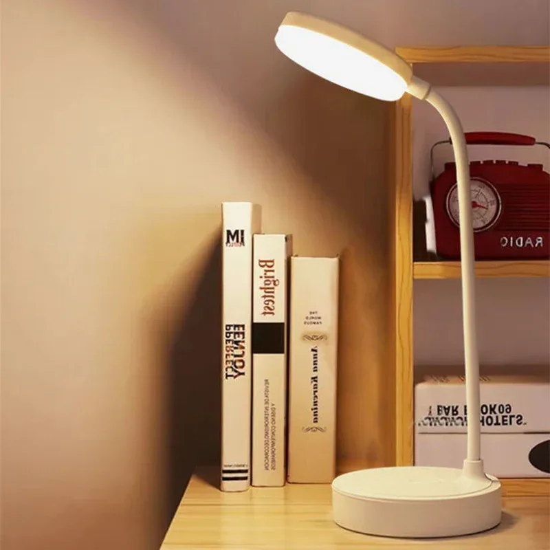 Lampe de table LED rechargeable avec port USB et 3 modes de luminosité - Image 1