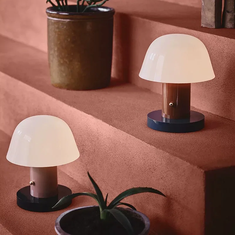 Lampe de table LED tactile et rechargeable en forme de champignon - Image 1