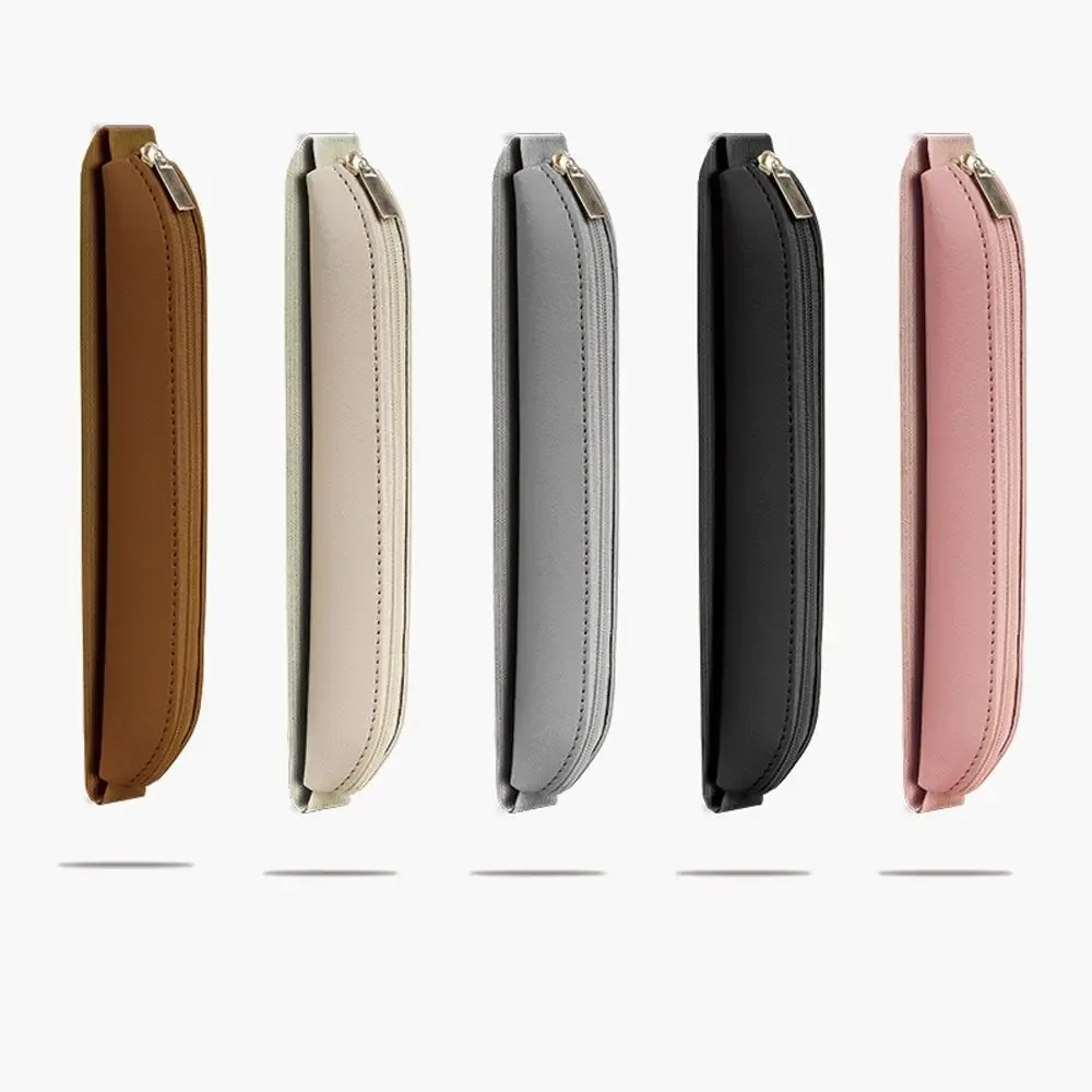 Détail du porte-stylo en cuir