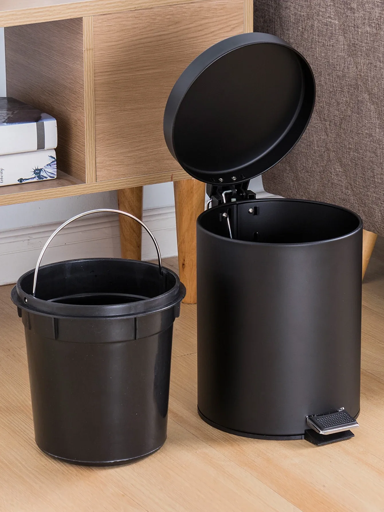 Mini poubelle ronde 3L noire avec couvercle et seau amovible - Image 1