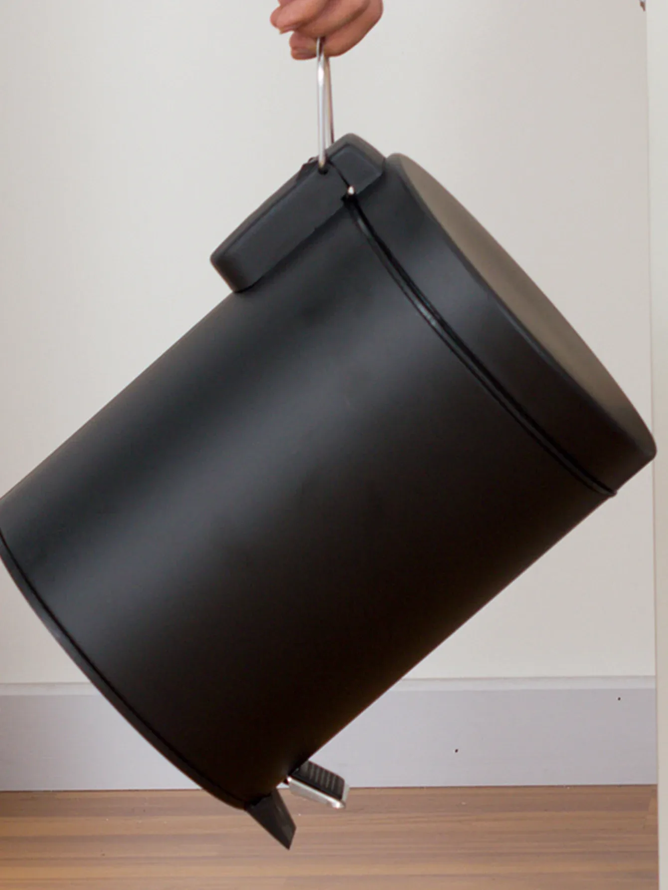 Mini poubelle ronde 3L noire avec couvercle et seau amovible - Image 2