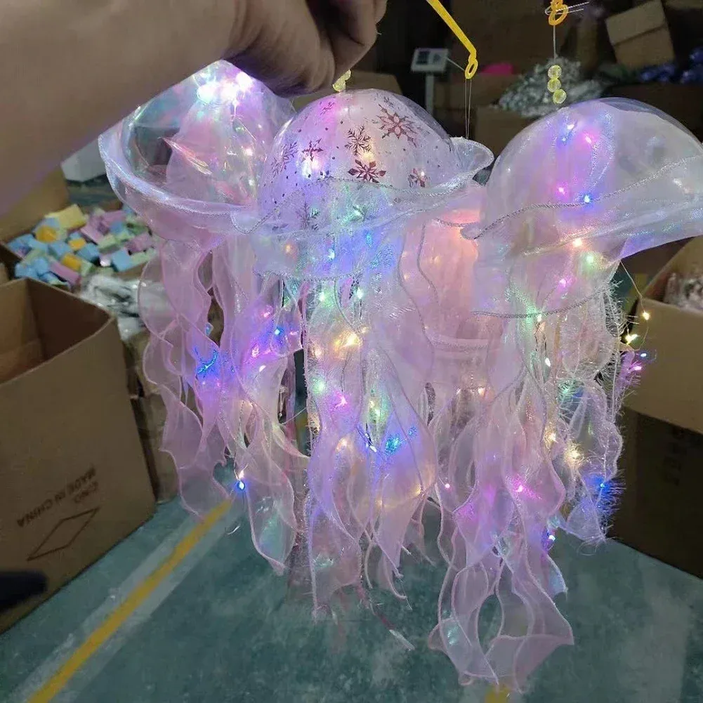 Veilleuse méduse LED suspendue avec rubans et perles - Image 1