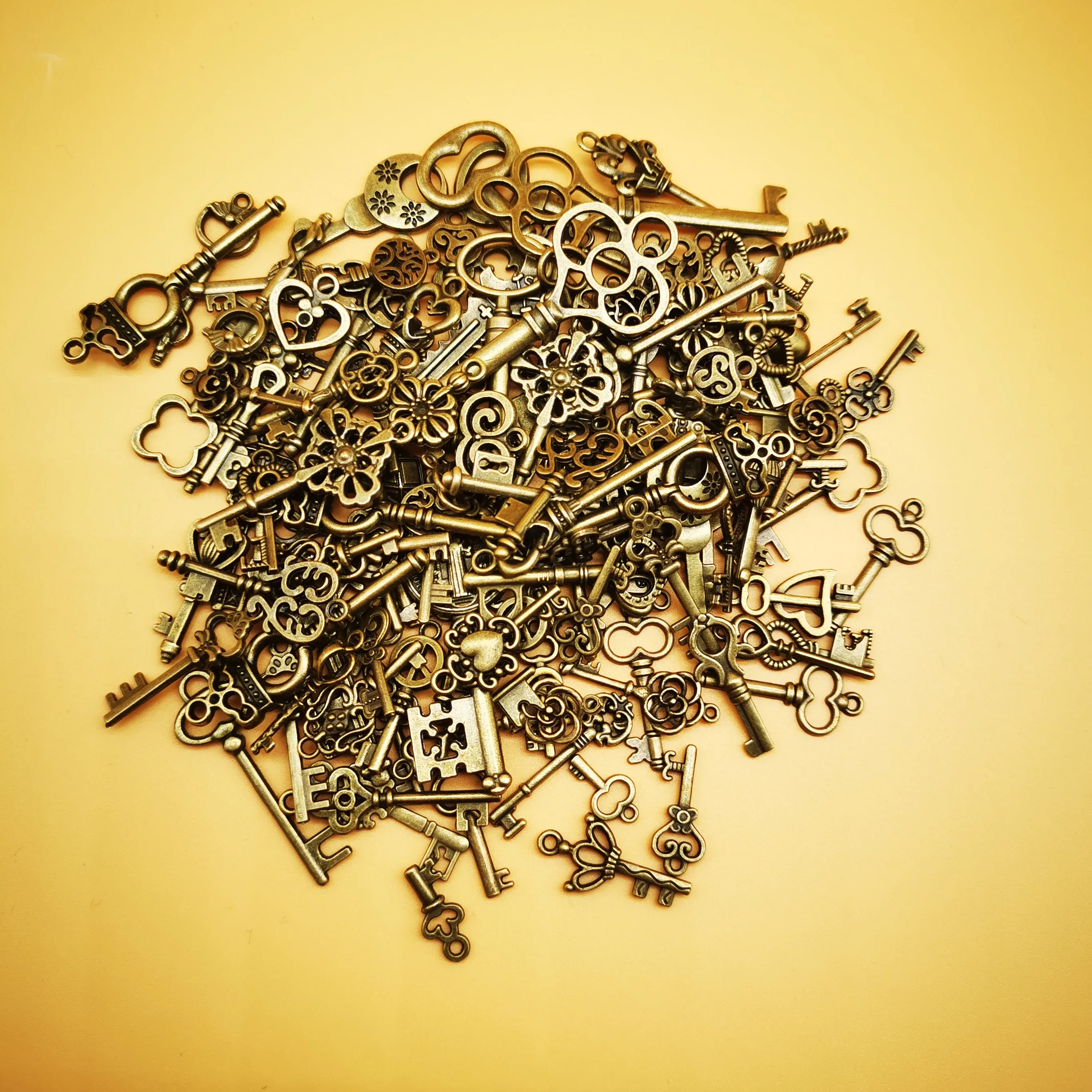 Lot de 125 clés vintage en bronze antique pour la création de bijoux - Image 4