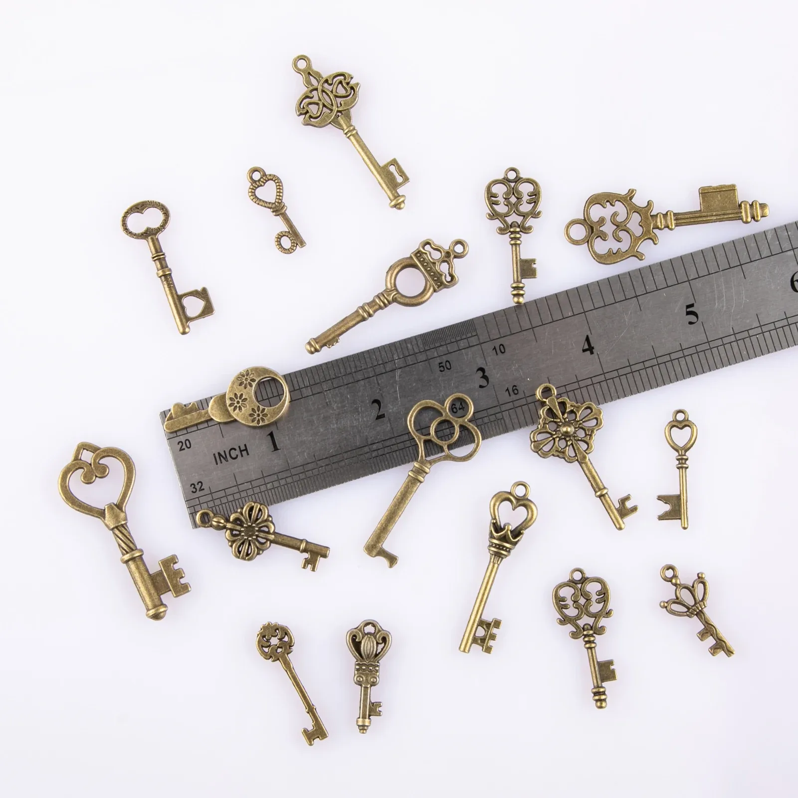 Lot de 125 clés vintage en bronze antique pour la création de bijoux - Image 3