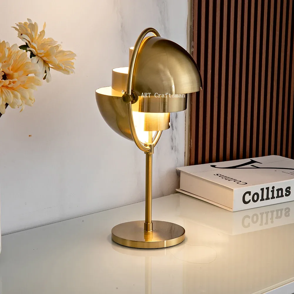 Lampe de bureau Gubi en métal noir et or - Image 1