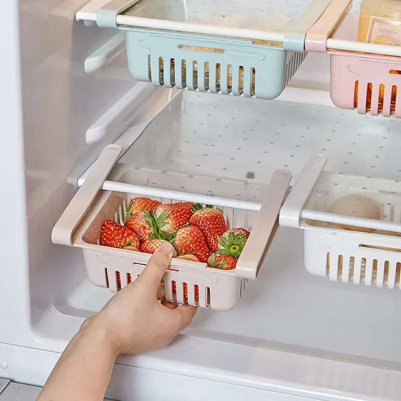 Organisateur de rangement rempli de produits frais