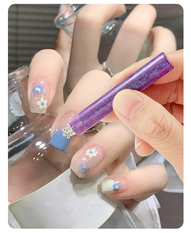 Motif de pétales réalisé sur ongle avec l'outil fleur
