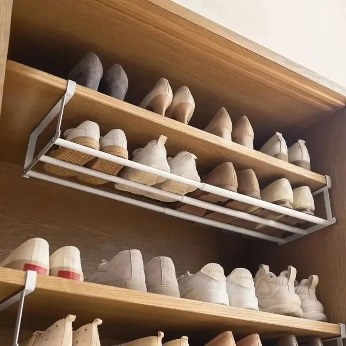 Étagère à chaussures réglable, installation sous armoire