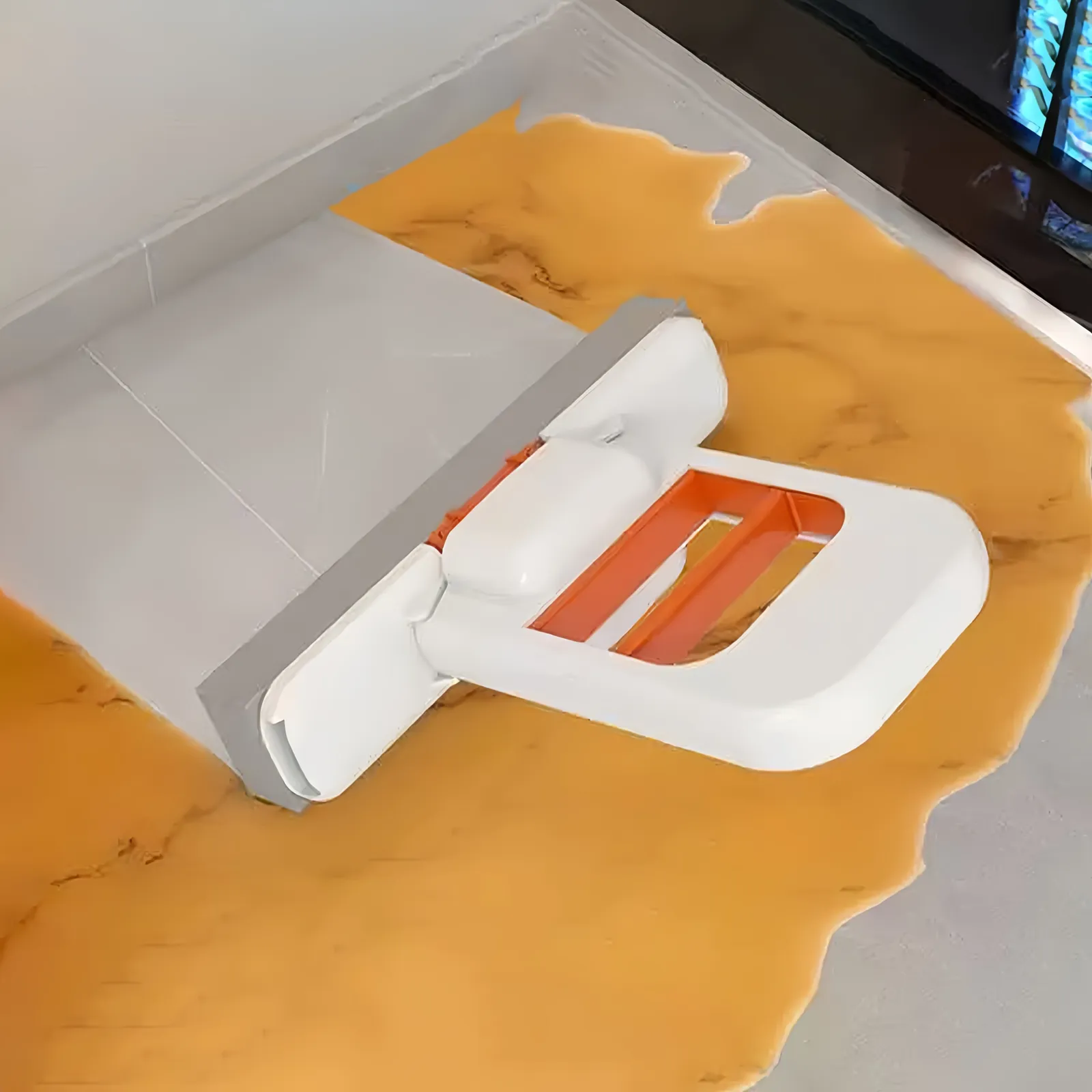Mini serpillière pliable utilisée sur un plan de travail