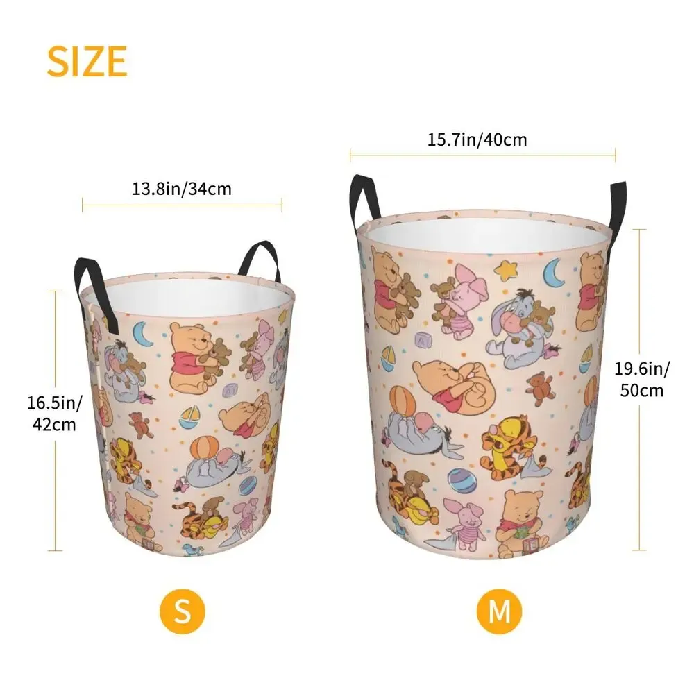 Panier à linge rangé dans la chambre