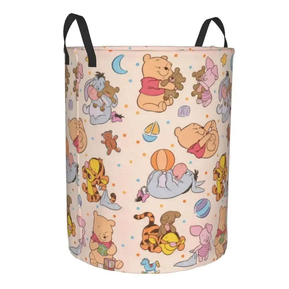 Panier à linge Winnie l'Ourson dans une chambre d'enfant