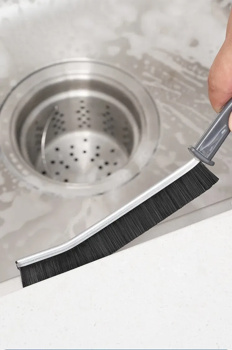 Nettoyage du pourtour d'un lavabo