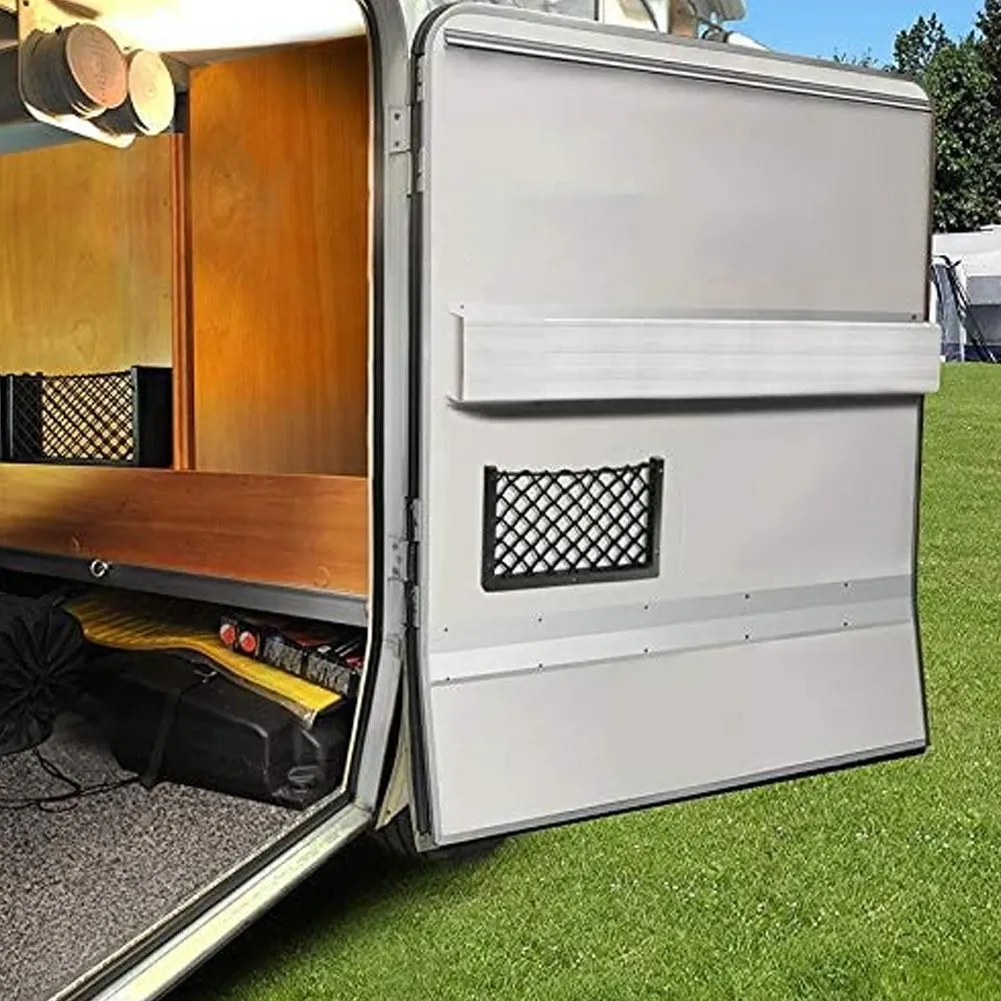 Filet de rangement installé dans un véhicule