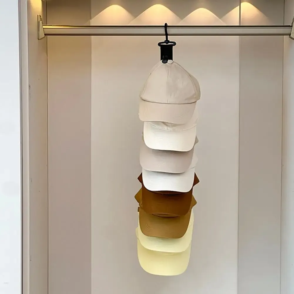 Porte-chapeaux suspendu avec casquettes accrochées