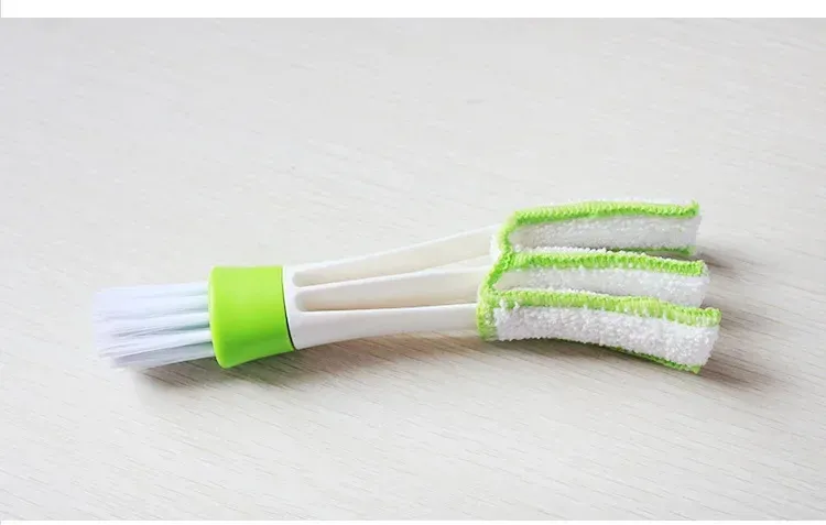 Brosse de nettoyage utilisée sur un clavier et des surfaces intérieures