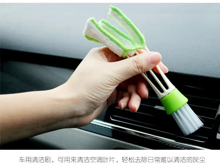 Brosse en action sur les zones étroites de l'habitacle