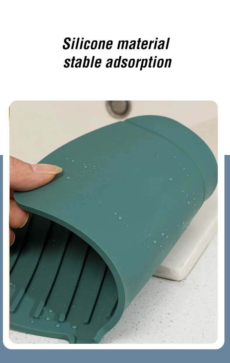 Tapis d'égouttement en silicone près d'un robinet