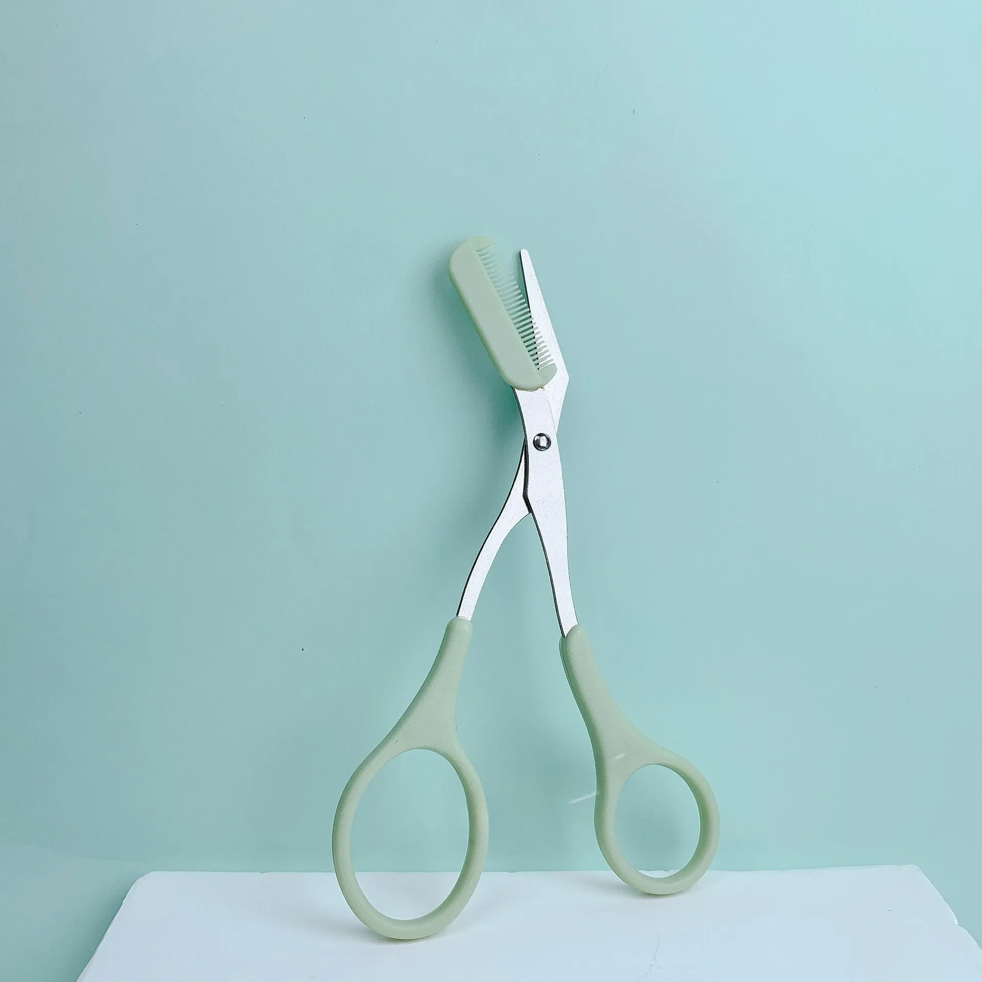 Tondeuse à sourcils en acier inoxydable avec peigne pour femme, outil de maquillage pour l'épilation et le modelage des sourcils 9