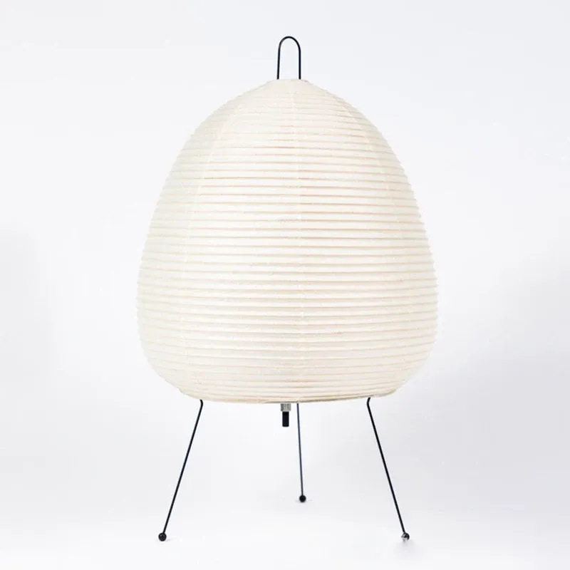 Lampe de table en papier de riz allumée la nuit