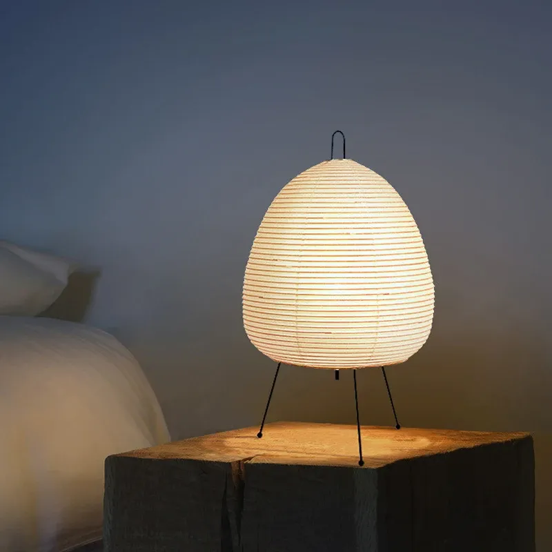 Détail de la lampe en papier de riz sur trépied