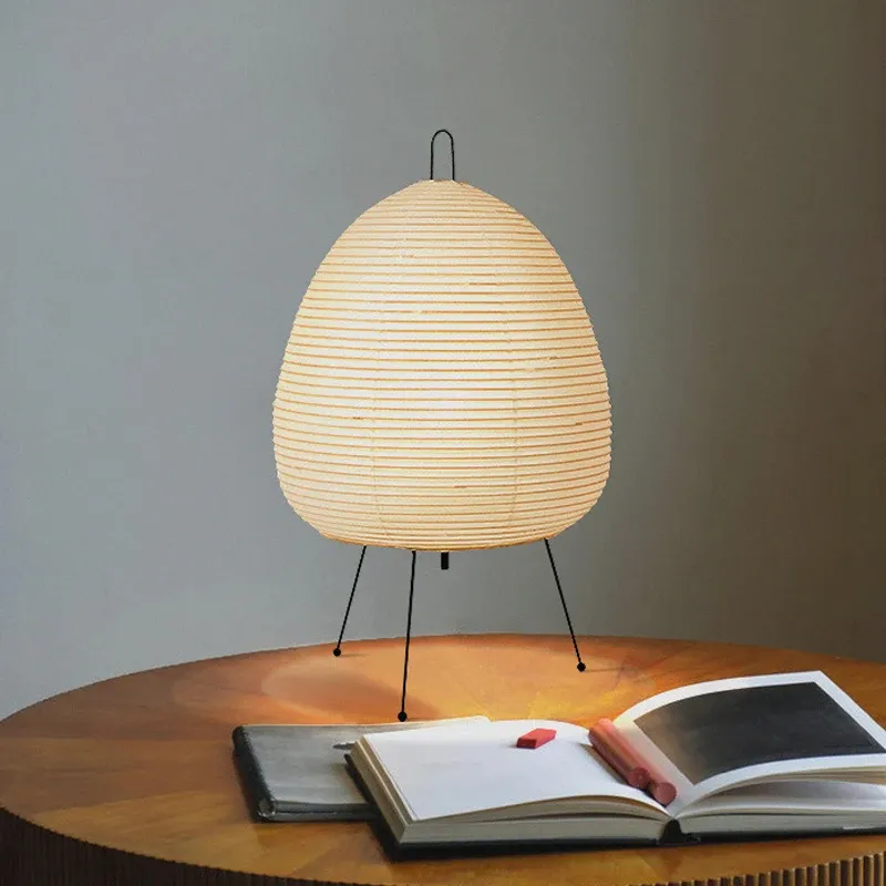Lampe de table en papier de riz allumée dans un salon