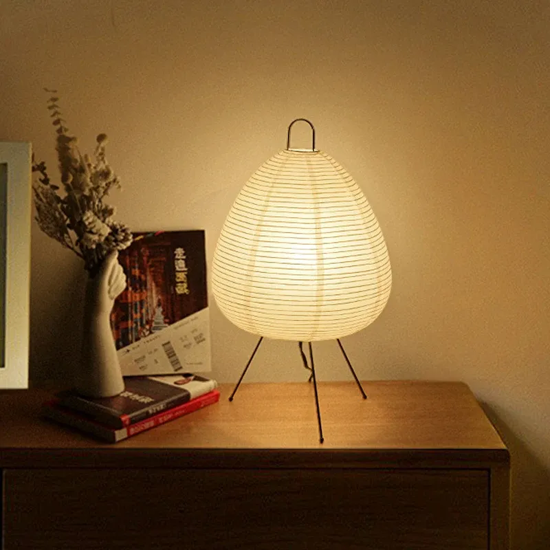 Lampe japonaise en papier de riz dans un décor raffiné