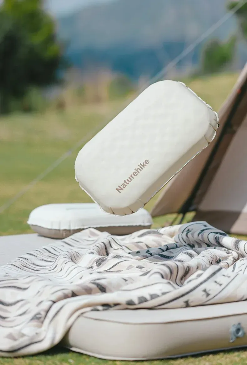 Oreiller gonflable Naturehike en situation de voyage