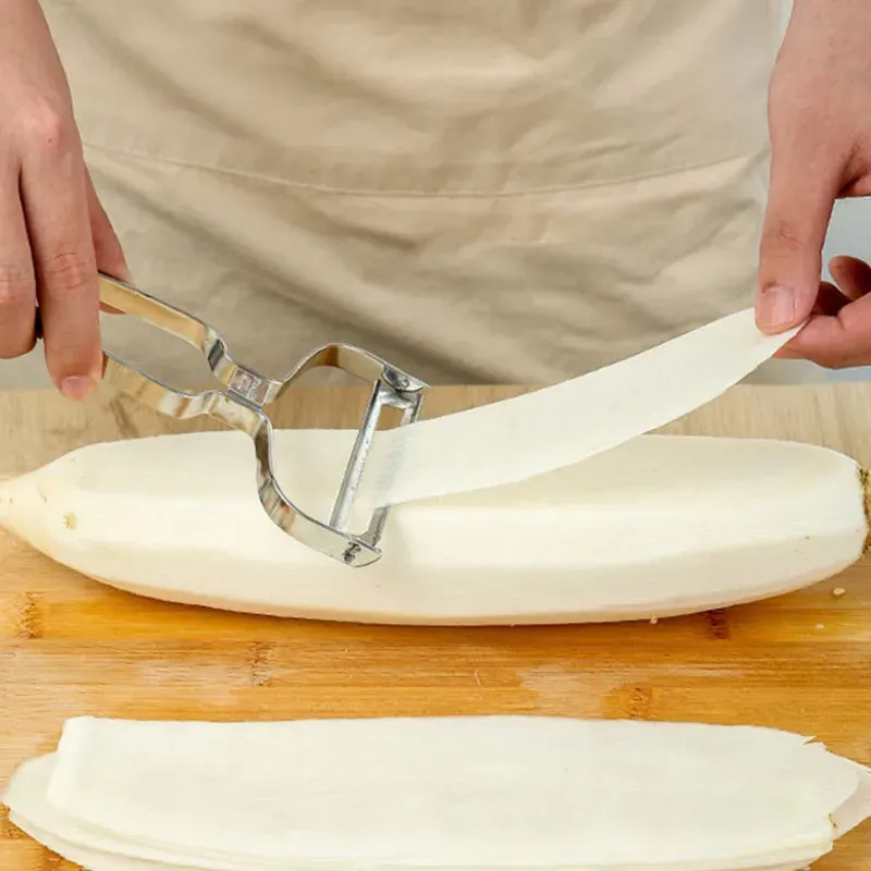Épluchage de pommes de terre