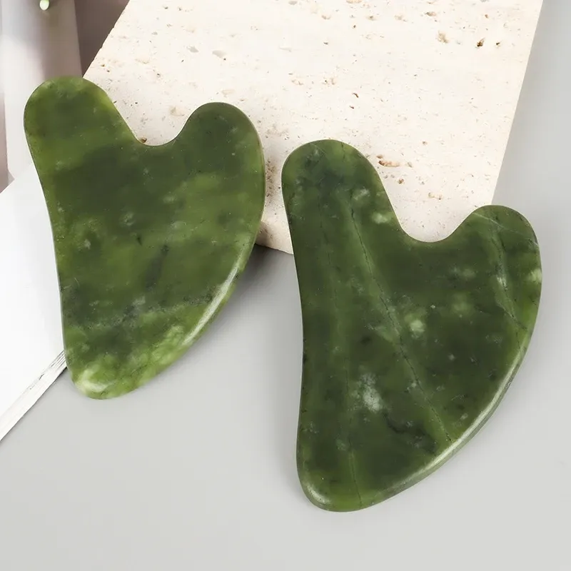 Outil de massage Gua Sha en jade de Xiuyan en forme de cœur pour le cou 2