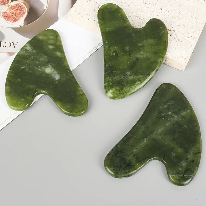Outil de massage Gua Sha en jade de Xiuyan en forme de cœur pour le cou 4