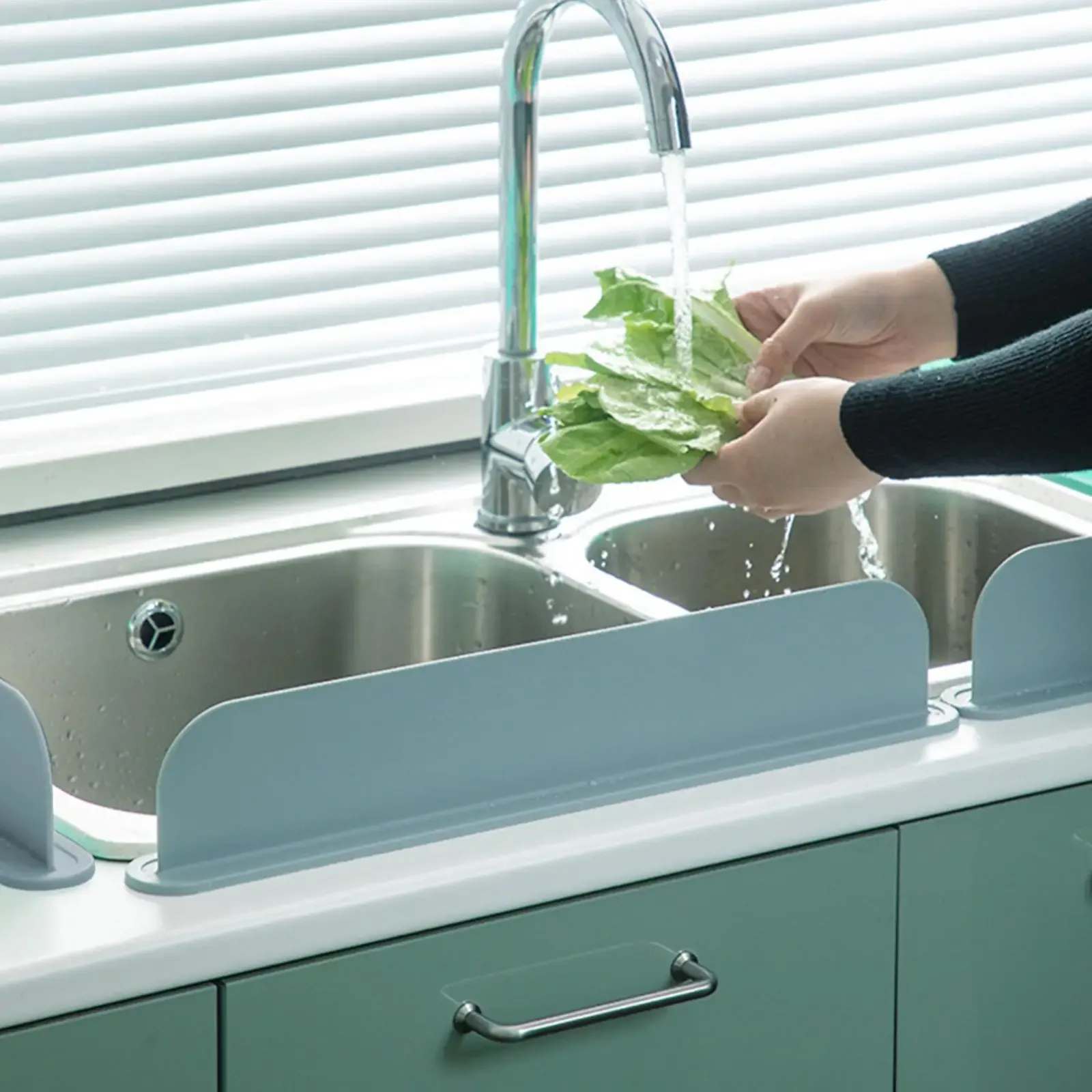 Protection anti-éclaboussures utilisée dans un évier de cuisine