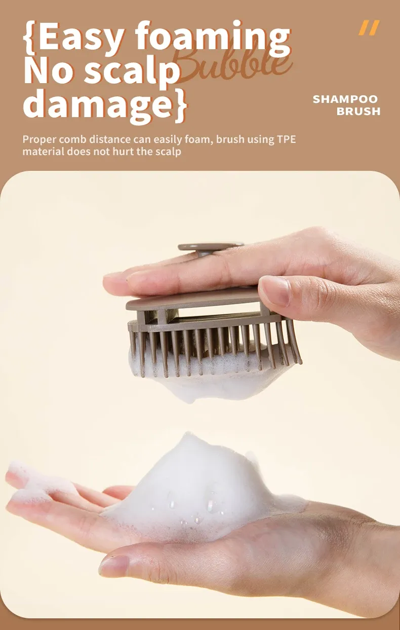 Massage du cuir chevelu avec la brosse en silicone