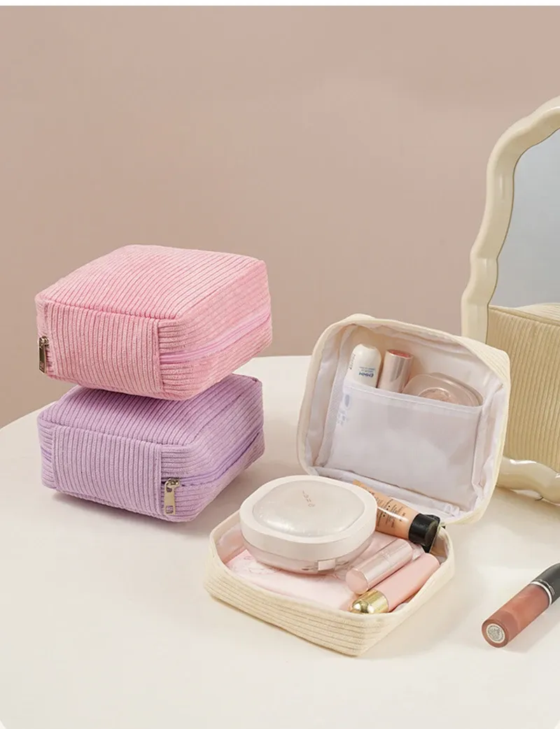 Sac organisateur rempli de produits de beauté