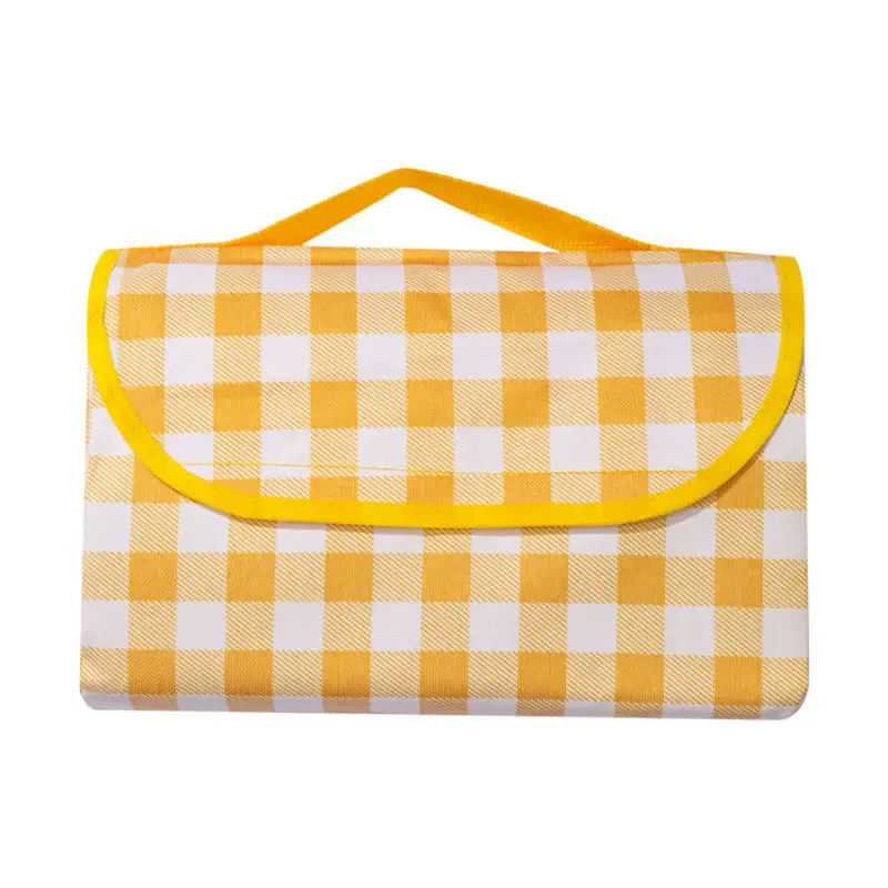 Tapis de pique-nique imperméable déployé sur l'herbe