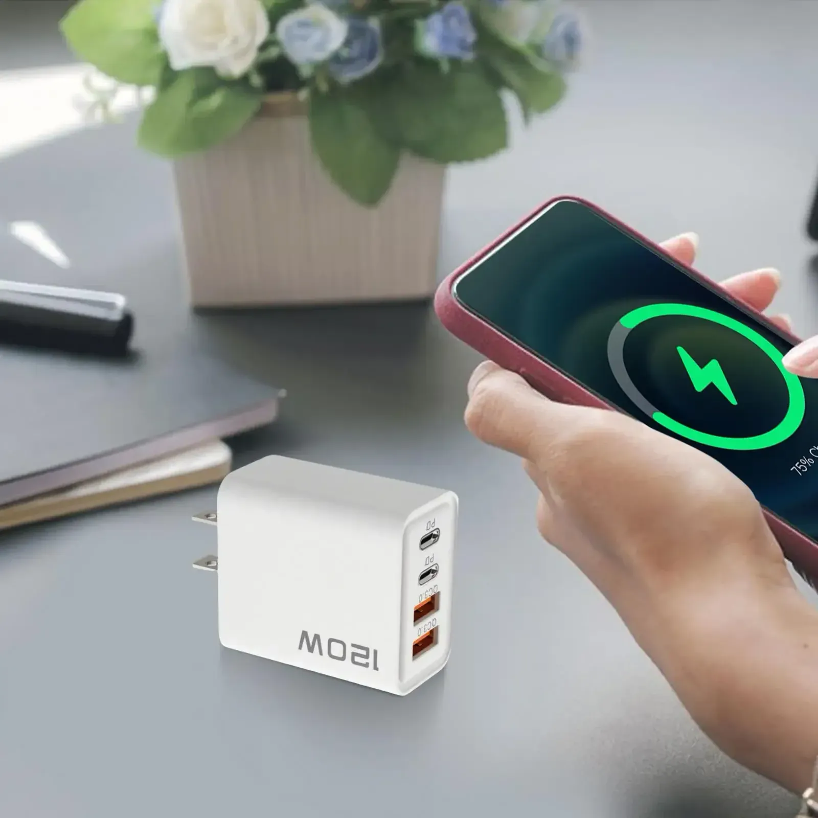 Chargeur compact posé sur une surface, vue latérale