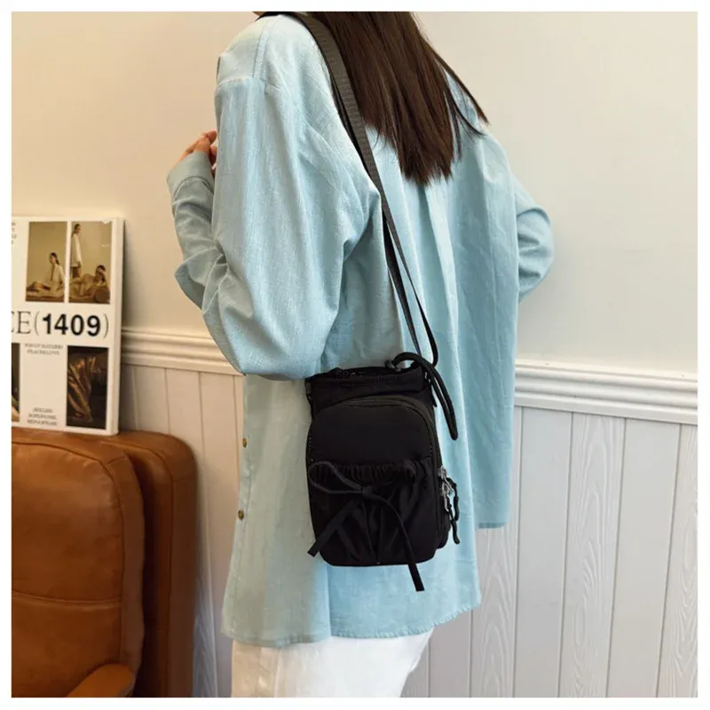 Sac bandoulière léger, détail des poches