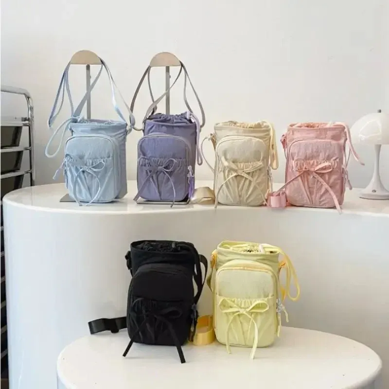 Sac bandoulière léger, détail du nœud décoratif