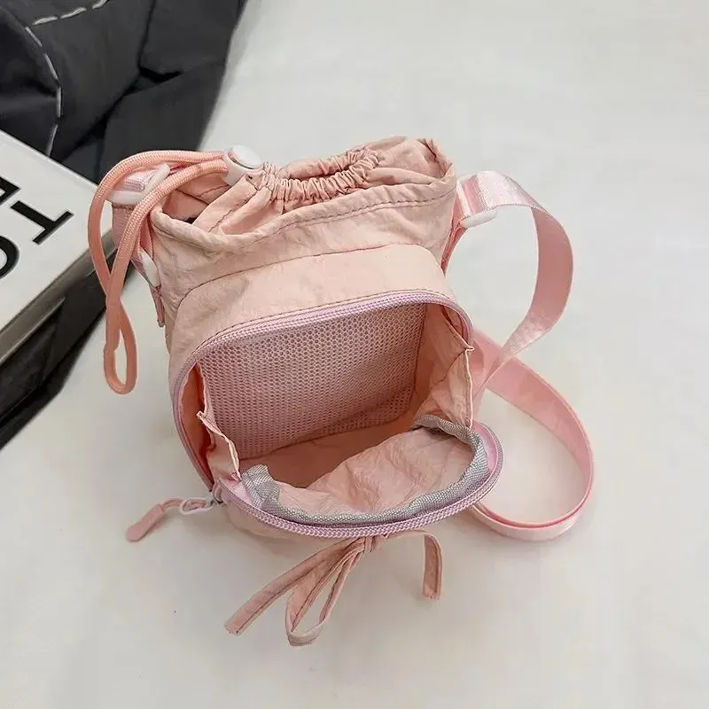 Sac bandoulière léger porté en travers du corps