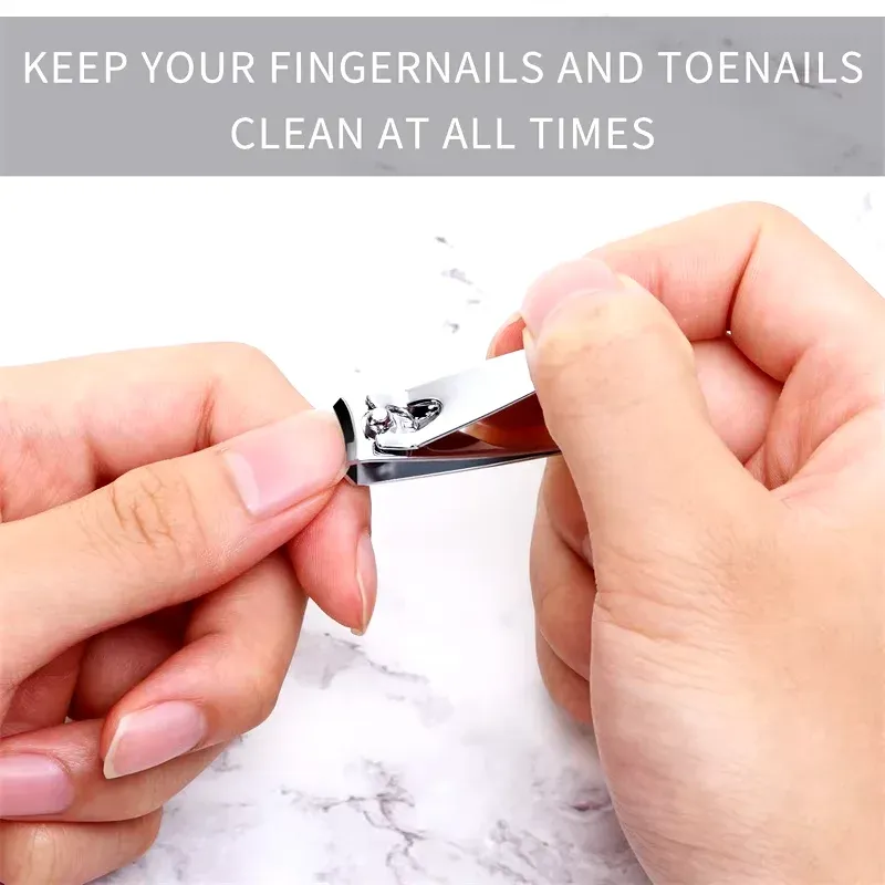 Coupe-ongles en acier inoxydable, en situation d'utilisation