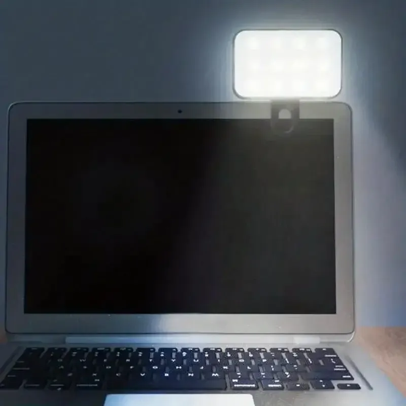 Mini lumière de remplissage fixée sur un support