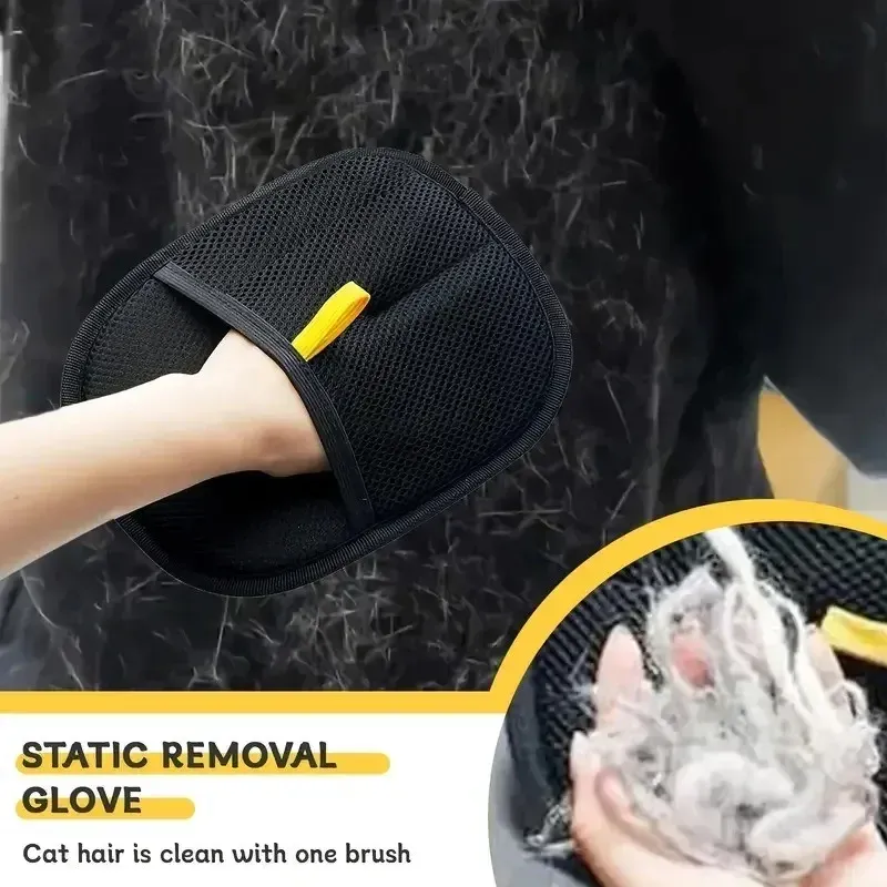 Gant de toilettage en action sur un canapé