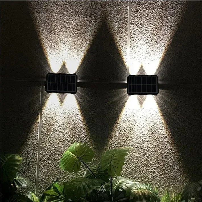 Rendu réaliste de la lampe murale solaire le soir