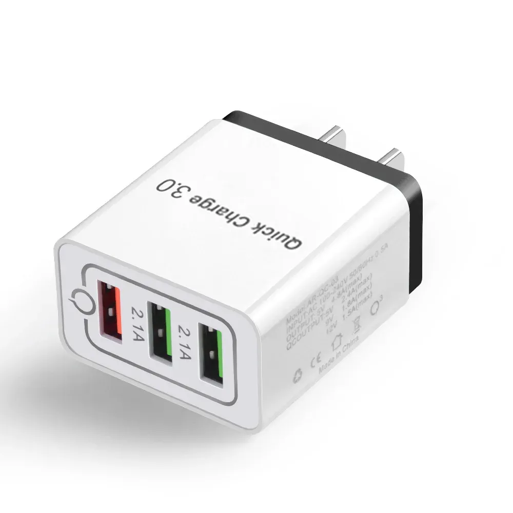 Chargeur USB posé à côté d'un smartphone