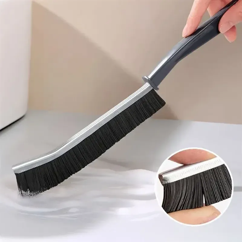 Nettoyage des joints de carrelage avec la brosse