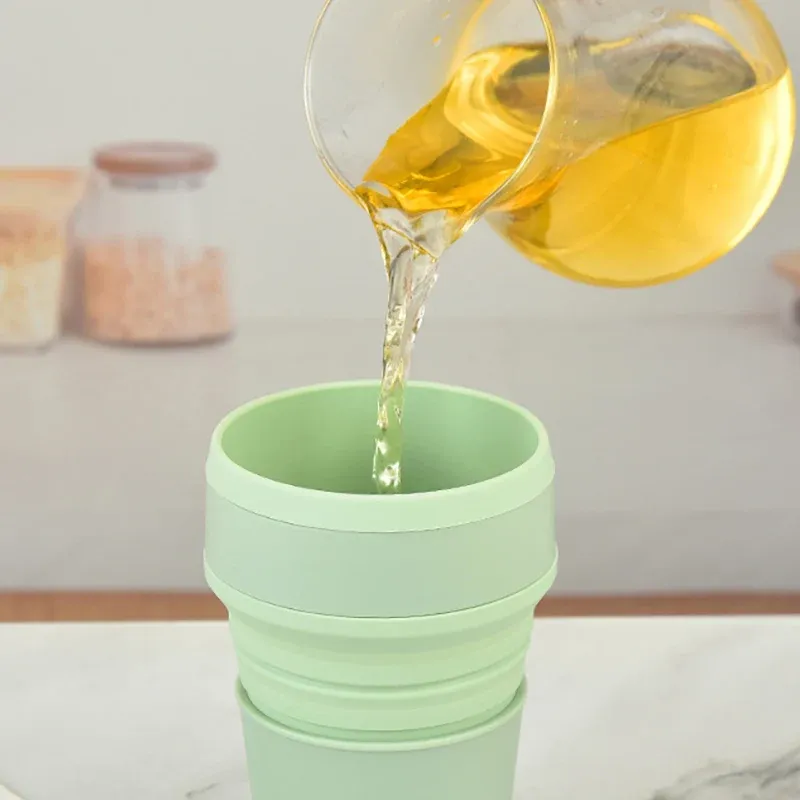 Tasse pliable en silicone en situation