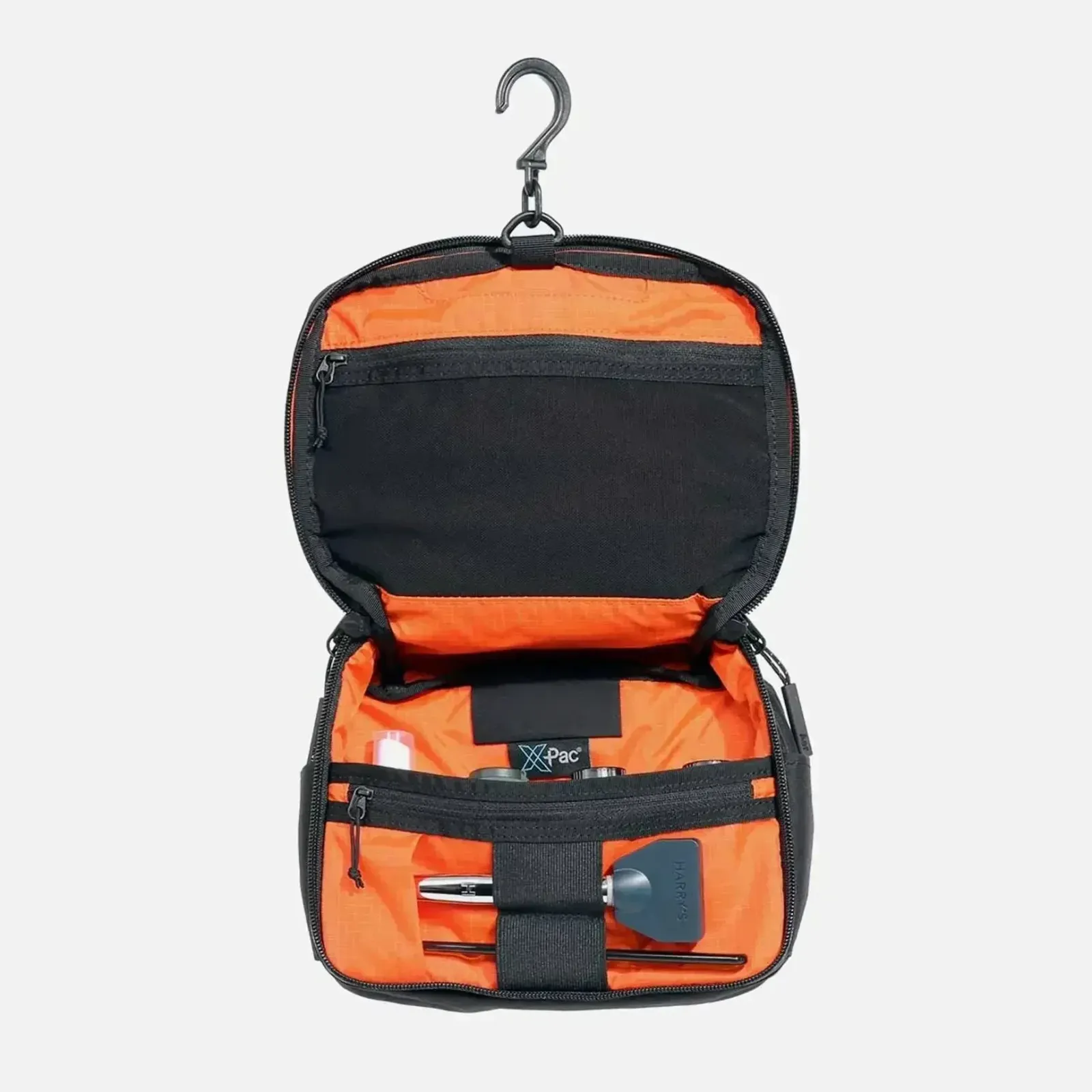 Détail de la trousse de toilette suspendue