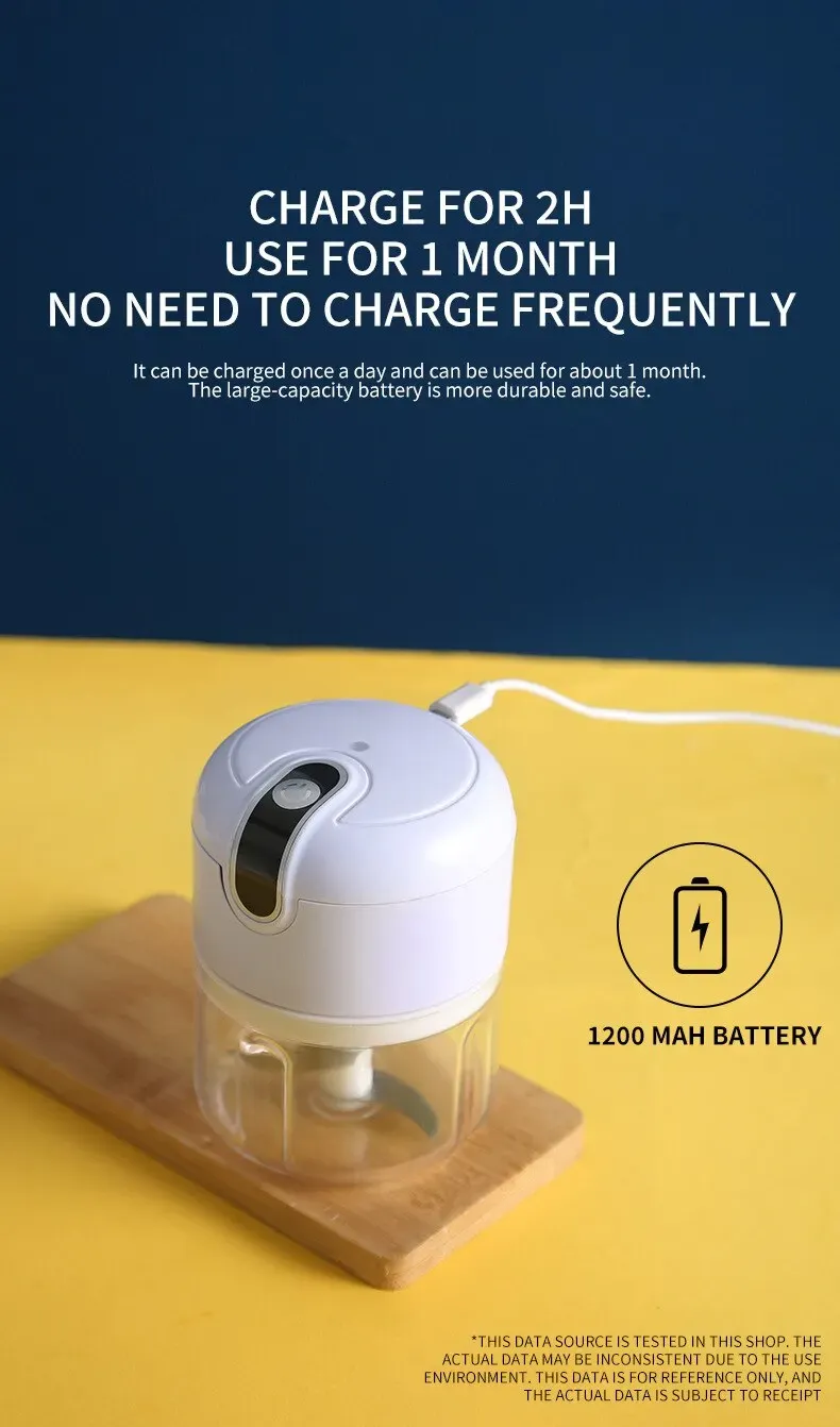 Hachoir à ail électrique en situation d'utilisation
